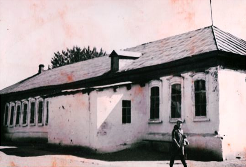 Фотография 1957 года.  Здание станичной школы для мальчиков. Год постройки 1896.